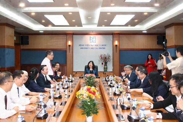 Bộ trưởng Bộ Y tế thăm, chúc Tết Bệnh viện Đại học Y Dược TPHCM, ghi nhận nhiều điểm sáng trong phát triển chuyên sâu- Ảnh 1.