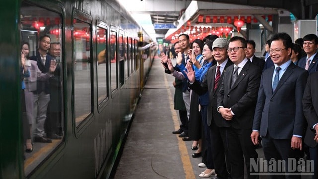 Báo Nhân Dân ra mắt 'Chuyến tàu hạnh phúc': Hành trình nhân văn chào Xuân mới- Ảnh 1. Báo Nhân Dân ra mắt 'Chuyến tàu hạnh phúc': Hành trình nhân văn chào Xuân mới- Ảnh 1.