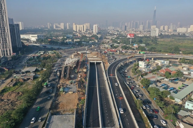 Thông xe hầm chui nút giao An Phú, giảm ùn tắc phía đông TPHCM- Ảnh 1. Thông xe hầm chui nút giao An Phú, giảm ùn tắc phía đông TPHCM- Ảnh 1.