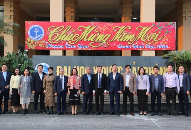 Thứ trưởng Bộ Y tế Nguyễn Tri Thức thăm, chúc Tết Trường Đại học Y Dược Hải Phòng- Ảnh 2. Thứ trưởng Bộ Y tế Nguyễn Tri Thức thăm, chúc Tết Trường Đại học Y Dược Hải Phòng- Ảnh 2.