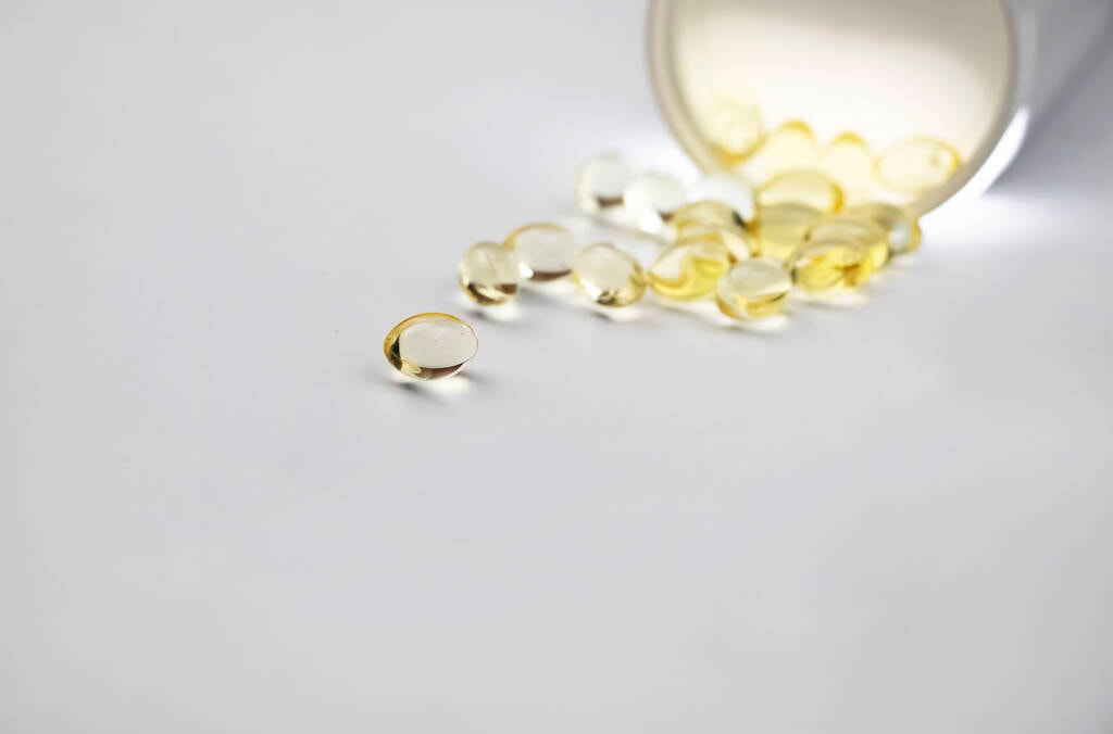 Người đang dùng thuốc huyết áp có nên uống thêm dầu cá?- Ảnh 1.