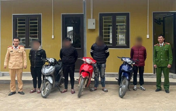 Xử lý nhóm thanh thiếu niên điều khiển xe mô tô 'bốc đầu' - Ảnh 1. Xử lý nhóm thanh thiếu niên điều khiển xe mô tô 'bốc đầu' - Ảnh 1.