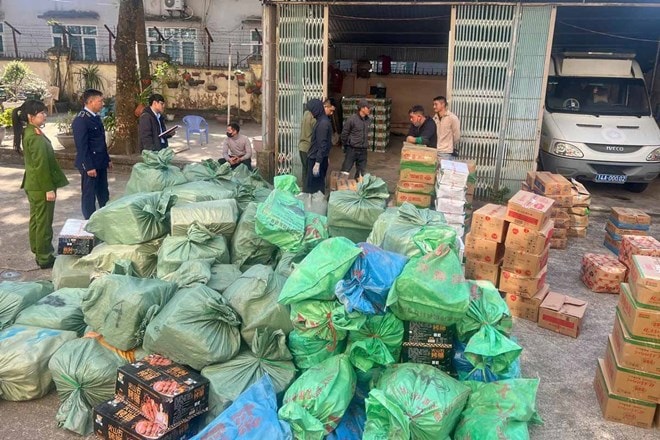 Phát hiện 1.500 chiếc xúc xích nhập lậu đựng trong bao tải dứa- Ảnh 2.