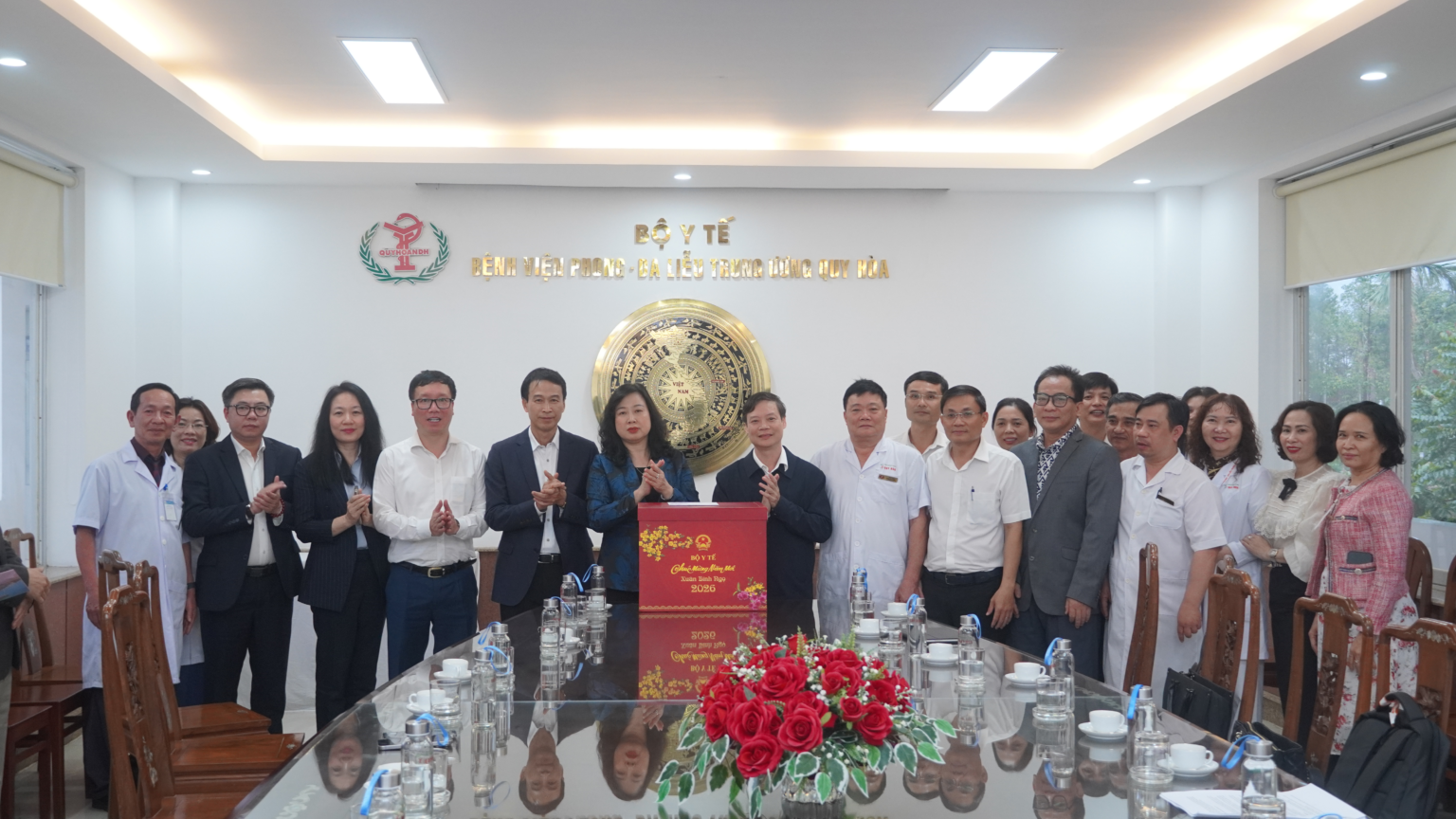 Bộ trưởng Đào Hồng Lan thăm, làm việc và chúc Tết Bệnh viện Phong-Da liễu Trung ương Quy Hòa- Ảnh 2.