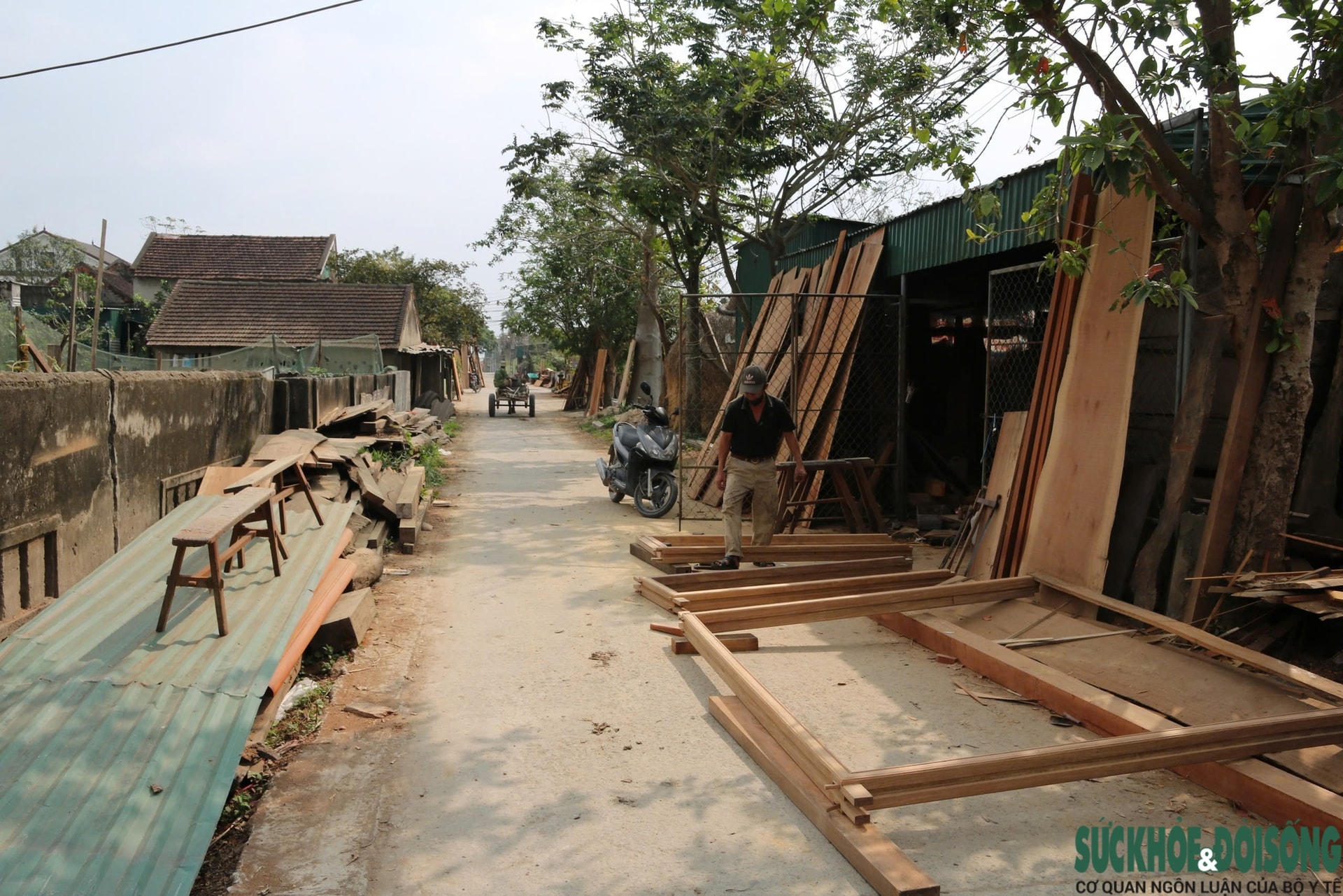 Làng nghề mộc 'chạy đua' những ngày cuối năm- Ảnh 1.