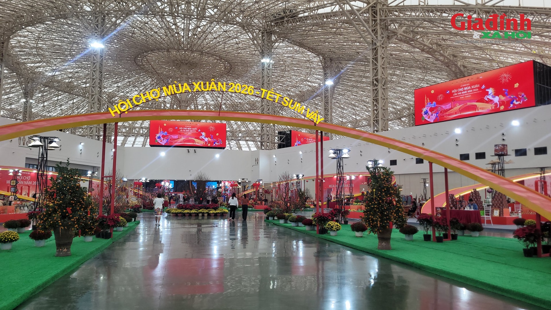 Khám phá không gian Hội chợ Mùa Xuân lần thứ nhất năm 2026, nhiều đặc sản địa phương hút khách- Ảnh 1.