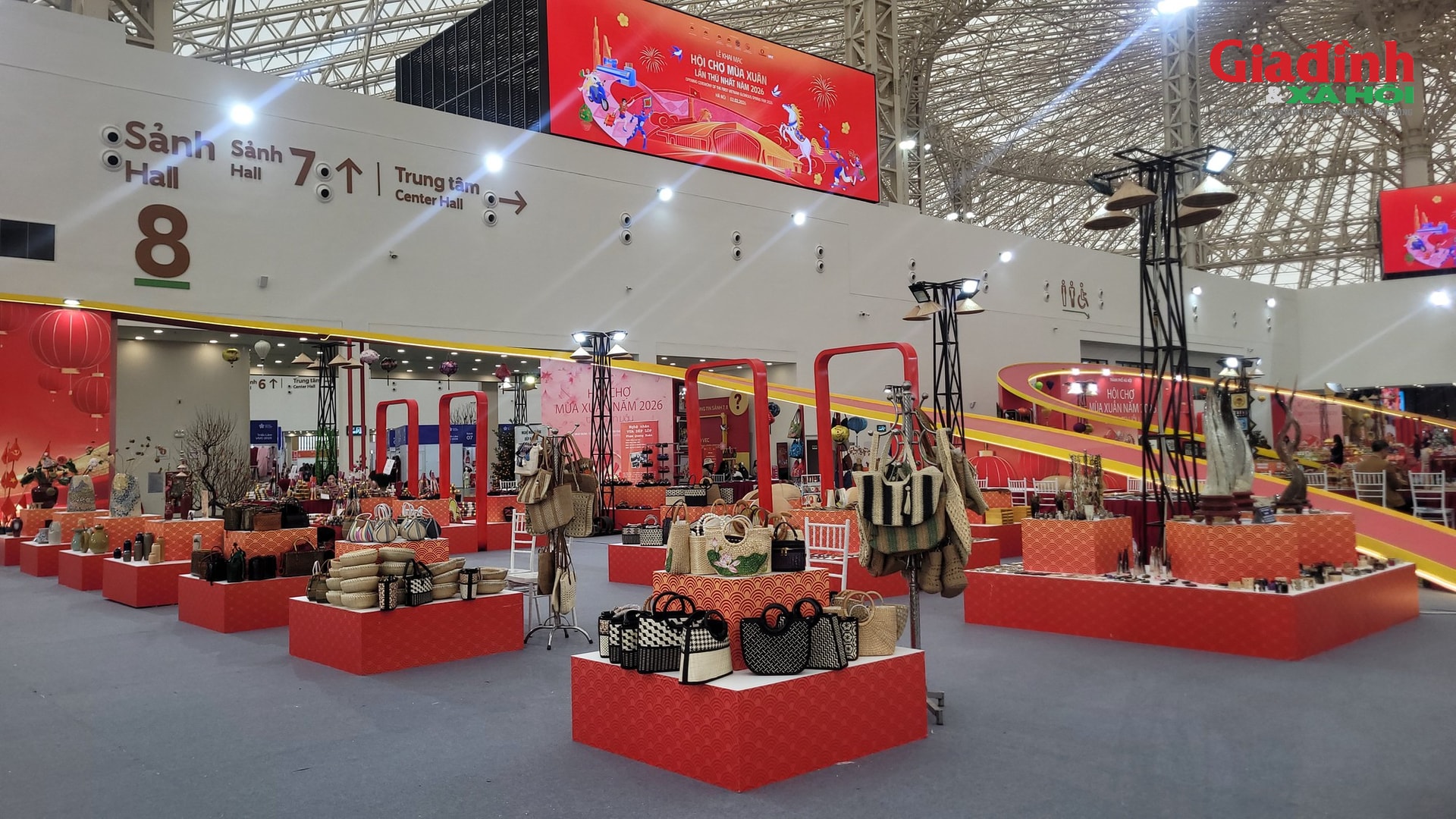 Khám phá không gian Hội chợ Mùa Xuân lần thứ nhất năm 2026, nhiều đặc sản địa phương hút khách- Ảnh 2.