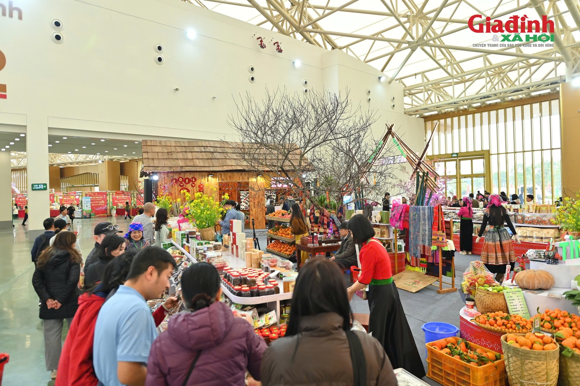 Khám phá không gian Hội chợ Mùa Xuân lần thứ nhất năm 2026, nhiều đặc sản địa phương hút khách- Ảnh 4.