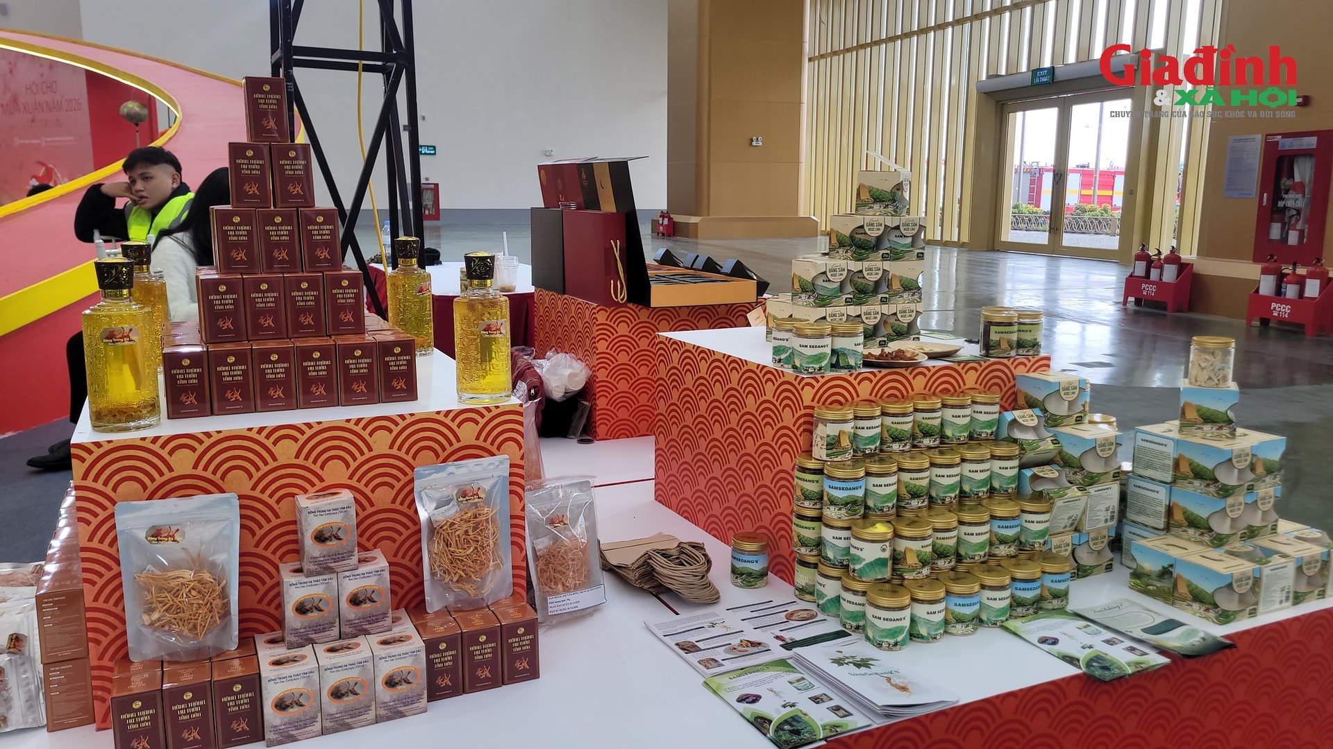 Khám phá không gian Hội chợ Mùa Xuân lần thứ nhất năm 2026, nhiều đặc sản địa phương hút khách- Ảnh 6.