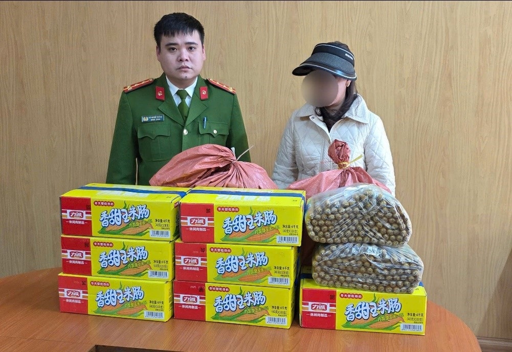 Phát hiện 1.500 chiếc xúc xích nhập lậu đựng trong bao tải dứa- Ảnh 1.