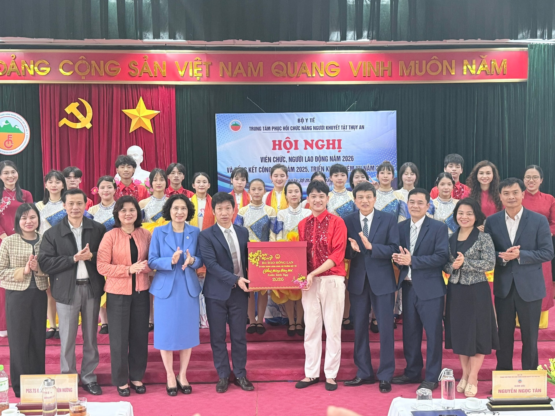 Thứ trưởng Bộ Y tế thăm, chúc Tết tại Trung tâm Phục hồi chức năng người khuyết tật Thụy An- Ảnh 1.