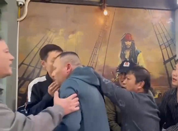 Trưởng ban quản trị tòa nhà bị hành hung tại quán bia, Công an vào cuộc xác minh- Ảnh 3.