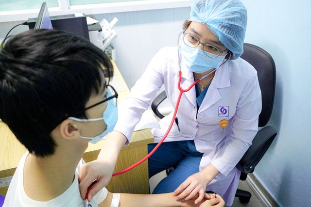 Cứu sống nam thiếu niên bị sốt xuất huyết biến chứng tan huyết cấp hiếm gặp - Ảnh 2.