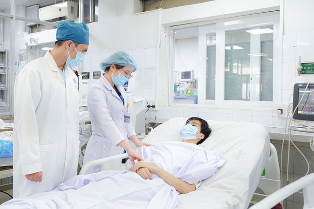 Cứu sống nam thiếu niên bị sốt xuất huyết biến chứng tan huyết cấp hiếm gặp - Ảnh 1.