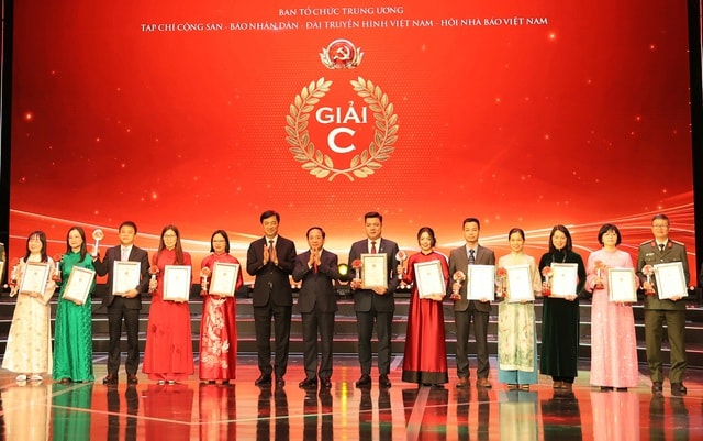 Báo Sức khỏe và Đời sống vinh dự nhận giải C Giải báo chí Búa liềm Vàng 2025- Ảnh 1. Báo Sức khỏe và Đời sống vinh dự nhận giải C Giải báo chí Búa liềm Vàng 2025- Ảnh 1.