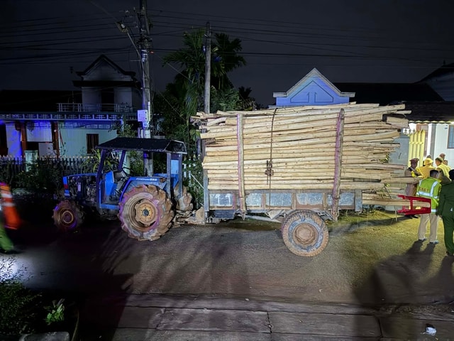 Hai chị em ruột tử vong thương tâm sau va chạm với xe máy cày chở keo tràm ở Huế- Ảnh 1. Hai chị em ruột tử vong thương tâm sau va chạm với xe máy cày chở keo tràm ở Huế- Ảnh 1.