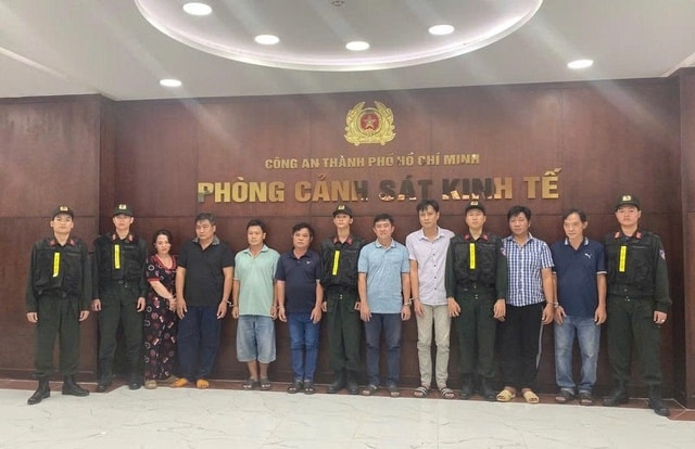 Triệt phá đường dây sản xuất, buôn bán xăng RON A95 giả tại TPHCM- Ảnh 1. Triệt phá đường dây sản xuất, buôn bán xăng RON A95 giả tại TPHCM- Ảnh 1.