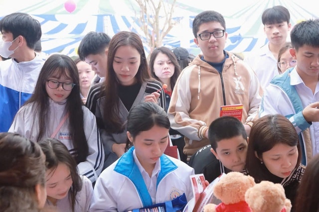 Ngưỡng 16 điểm xét học bạ liệu có quá cứng?- Ảnh 1. Ngưỡng 16 điểm xét học bạ liệu có quá cứng?- Ảnh 1.