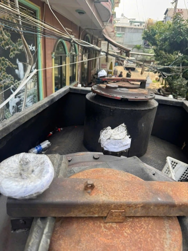 Triệt phá đường dây sản xuất, buôn bán xăng RON A95 giả tại TPHCM- Ảnh 2. Triệt phá đường dây sản xuất, buôn bán xăng RON A95 giả tại TPHCM- Ảnh 2.