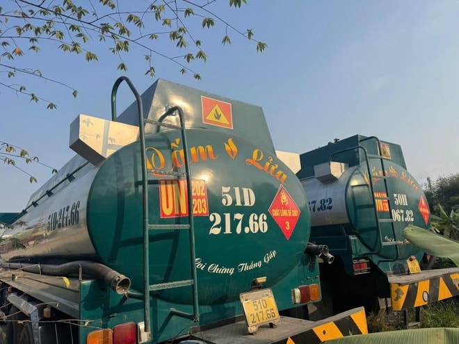 Triệt phá đường dây sản xuất, buôn bán xăng RON A95 giả tại TPHCM- Ảnh 6. Triệt phá đường dây sản xuất, buôn bán xăng RON A95 giả tại TPHCM- Ảnh 6.