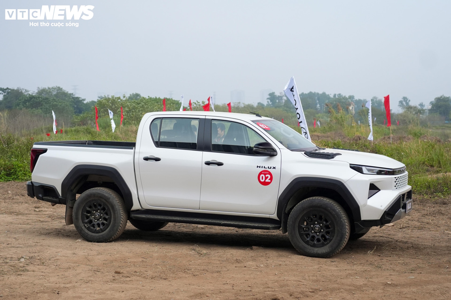 Bản một cầu ở nhiều dòng xe vẫn có khối động cơ mạnh mẽ. (Ảnh: Hùng Cường)