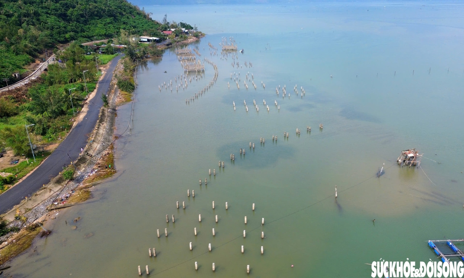 'Ma trận' cọc bê tông giữa 'tuyệt tình cốc' xứ Huế- Ảnh 1.