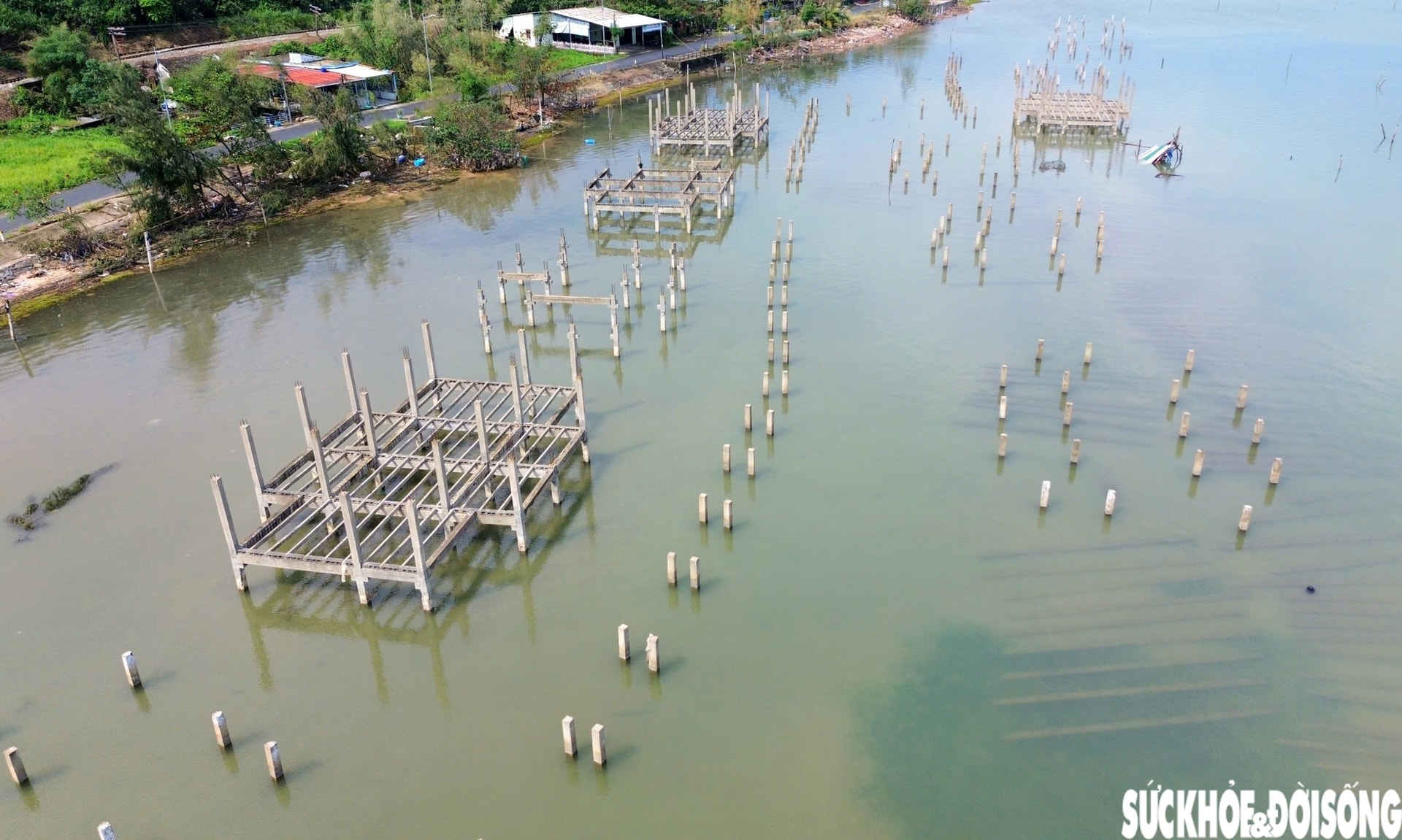 'Ma trận' cọc bê tông giữa 'tuyệt tình cốc' xứ Huế- Ảnh 2.