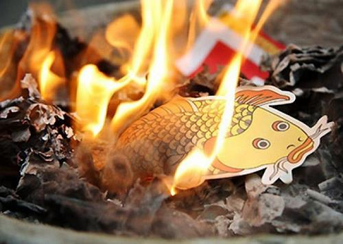 Cúng ông Công ông Táo: Hóa cá giấy hay thả cá chép sống?- Ảnh 1.