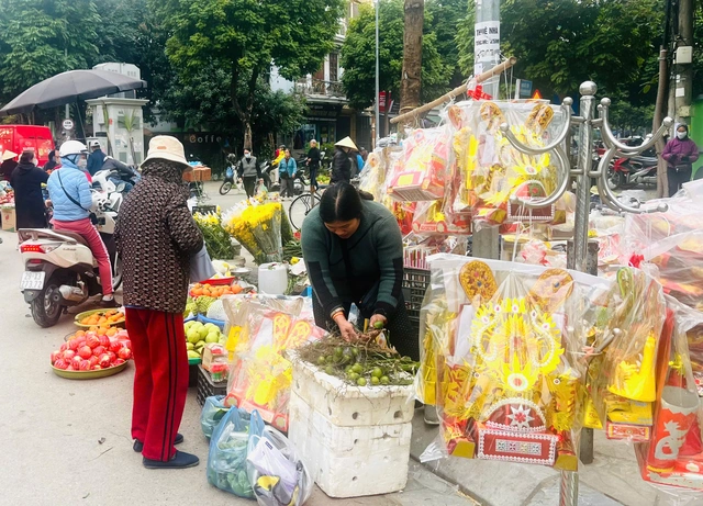 Cúng ông Công ông Táo: Hóa cá giấy hay thả cá chép sống?- Ảnh 3.