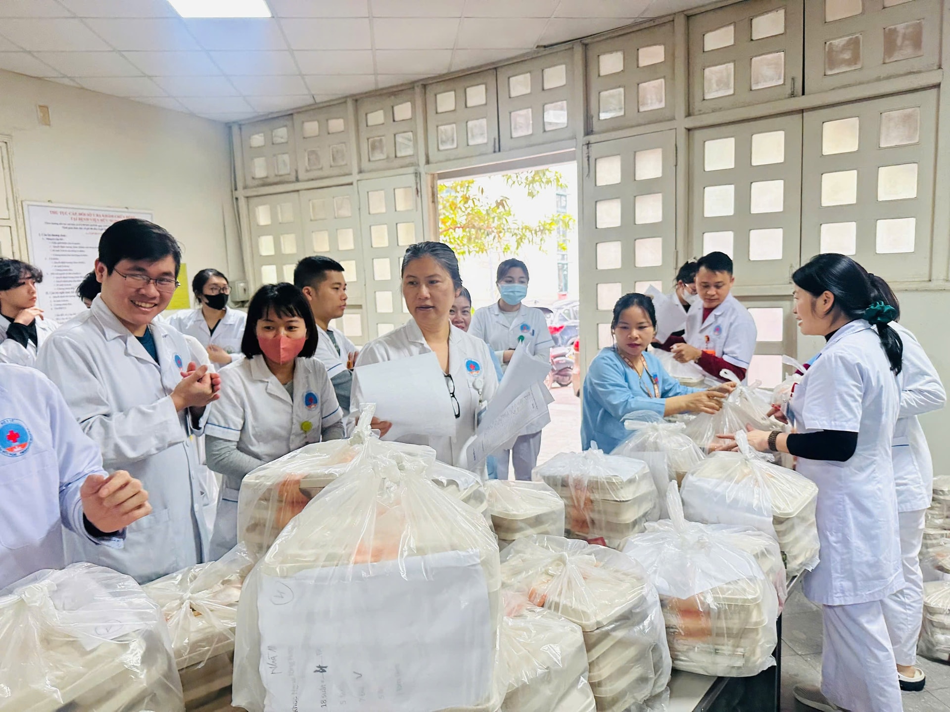 Hàng nghìn suất ăn công đoàn ấm áp trong bệnh viện- Ảnh 2.