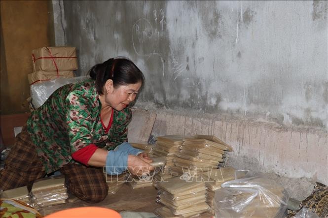 Các làng nghề rộn ràng vào vụ Tết- Ảnh 9.