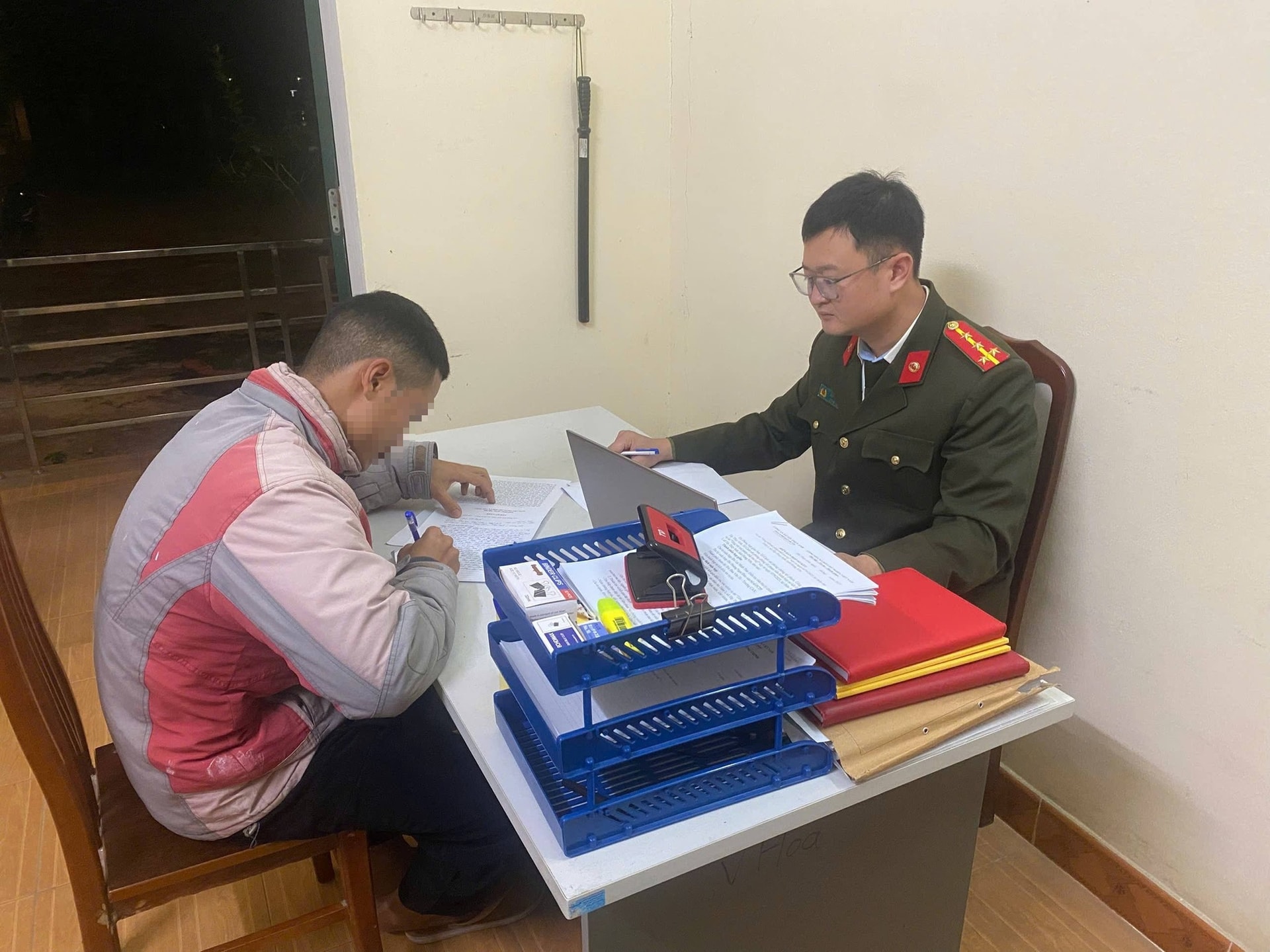 Thanh niên bình luận xúc phạm công an trên Fanpage bị phạt 7,5 triệu đồng- Ảnh 1.