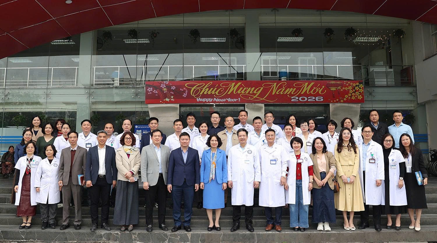 Thứ trưởng Nguyễn Thị Liên Hương thăm, chúc Tết y bác sĩ Bệnh viện Nội tiết Trung ương- Ảnh 5. Thứ trưởng Nguyễn Thị Liên Hương thăm, chúc Tết y bác sĩ Bệnh viện Nội tiết Trung ương- Ảnh 5.