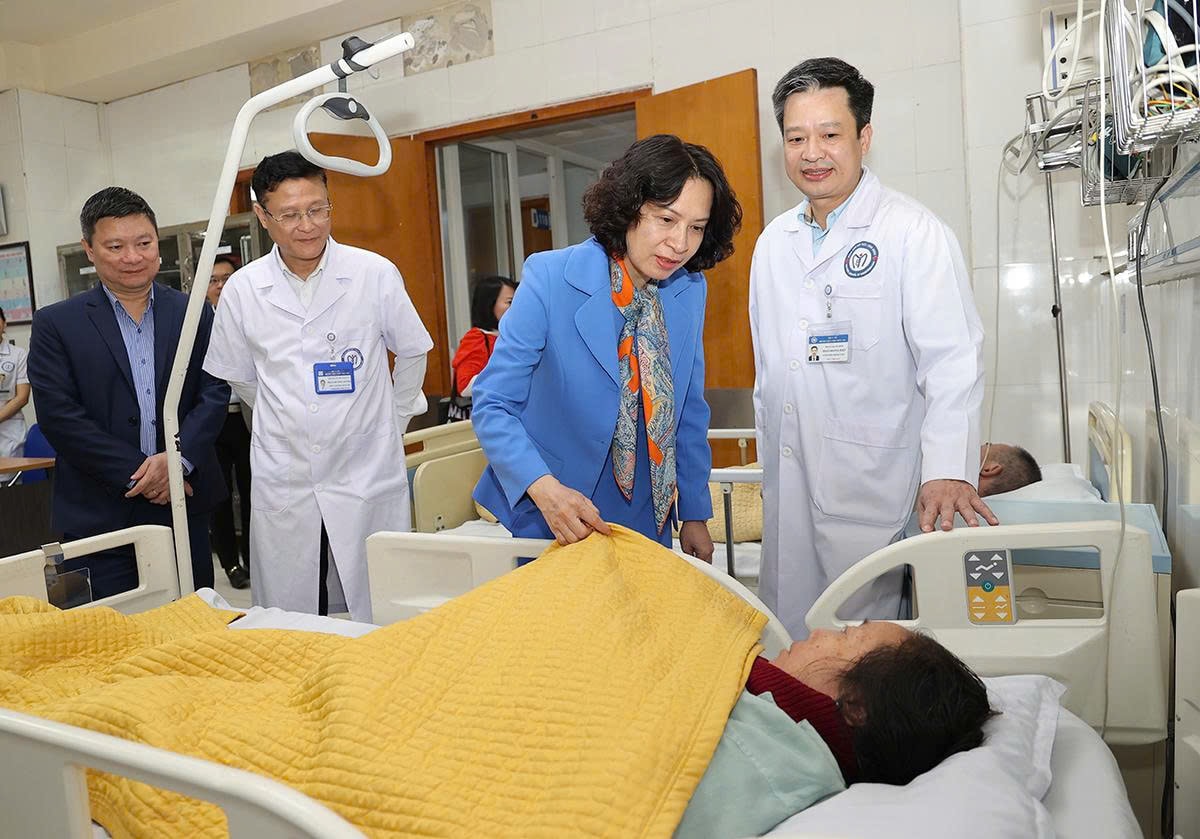 Thứ trưởng Nguyễn Thị Liên Hương thăm, chúc Tết y bác sĩ Bệnh viện Nội tiết Trung ương- Ảnh 1. Thứ trưởng Nguyễn Thị Liên Hương thăm, chúc Tết y bác sĩ Bệnh viện Nội tiết Trung ương- Ảnh 1.