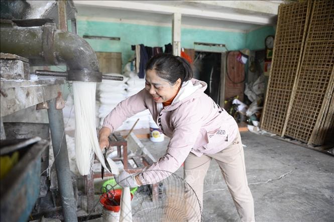 Các làng nghề rộn ràng vào vụ Tết- Ảnh 3.