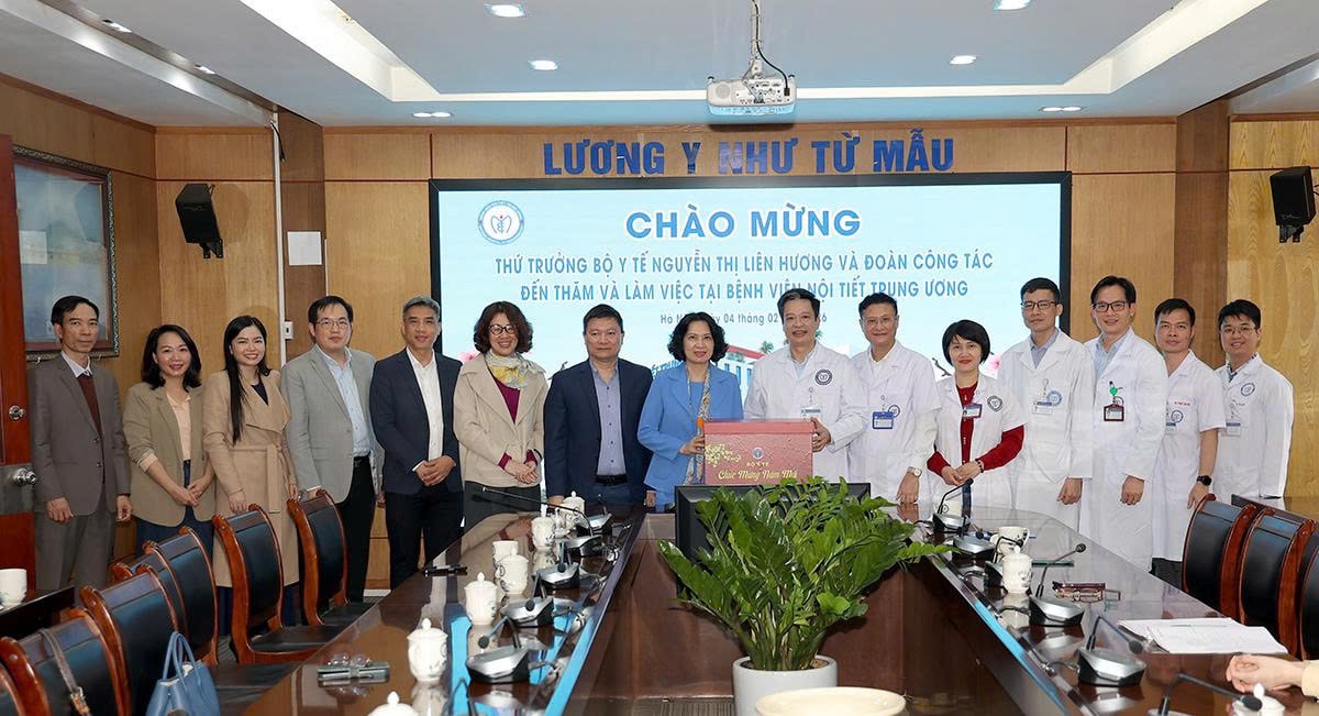 Thứ trưởng Nguyễn Thị Liên Hương thăm, chúc Tết y bác sĩ Bệnh viện Nội tiết Trung ương- Ảnh 4. Thứ trưởng Nguyễn Thị Liên Hương thăm, chúc Tết y bác sĩ Bệnh viện Nội tiết Trung ương- Ảnh 4.