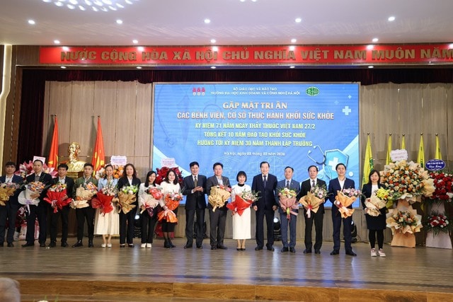 Nhân Ngày Thầy thuốc Việt Nam 27/2: Gắn kết nhà trường và bệnh viện trong đào tạo y tế tại HUBT- Ảnh 3.