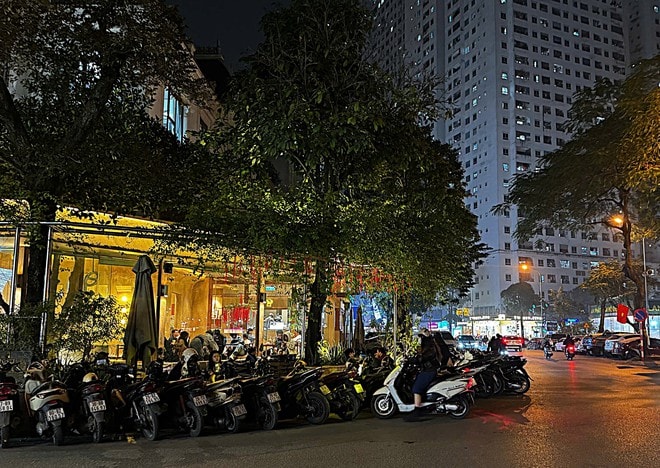 Sau khi Công an nhắc nhở, hàng quán tiếp tục bày bán trên vỉa hè ở phường Hoàng Liệt- Ảnh 7. Sau khi Công an nhắc nhở, hàng quán tiếp tục bày bán trên vỉa hè ở phường Hoàng Liệt- Ảnh 7.