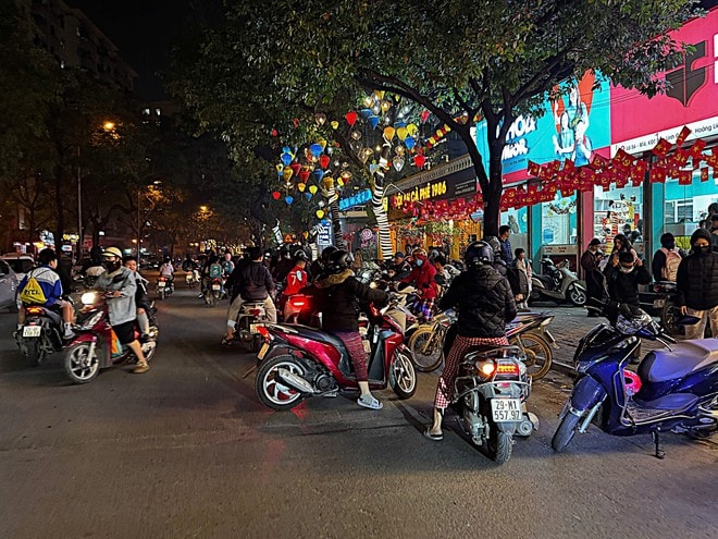 Sau khi Công an nhắc nhở, hàng quán tiếp tục bày bán trên vỉa hè ở phường Hoàng Liệt- Ảnh 6. Sau khi Công an nhắc nhở, hàng quán tiếp tục bày bán trên vỉa hè ở phường Hoàng Liệt- Ảnh 6.