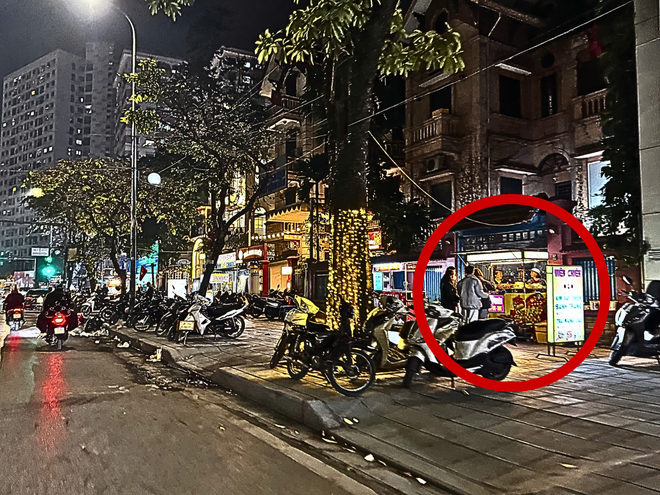 Sau khi Công an nhắc nhở, hàng quán tiếp tục bày bán trên vỉa hè ở phường Hoàng Liệt- Ảnh 4. Sau khi Công an nhắc nhở, hàng quán tiếp tục bày bán trên vỉa hè ở phường Hoàng Liệt- Ảnh 4.