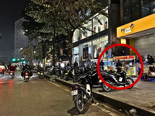 Sau khi Công an nhắc nhở, hàng quán tiếp tục bày bán trên vỉa hè ở phường Hoàng Liệt- Ảnh 2. Sau khi Công an nhắc nhở, hàng quán tiếp tục bày bán trên vỉa hè ở phường Hoàng Liệt- Ảnh 2.