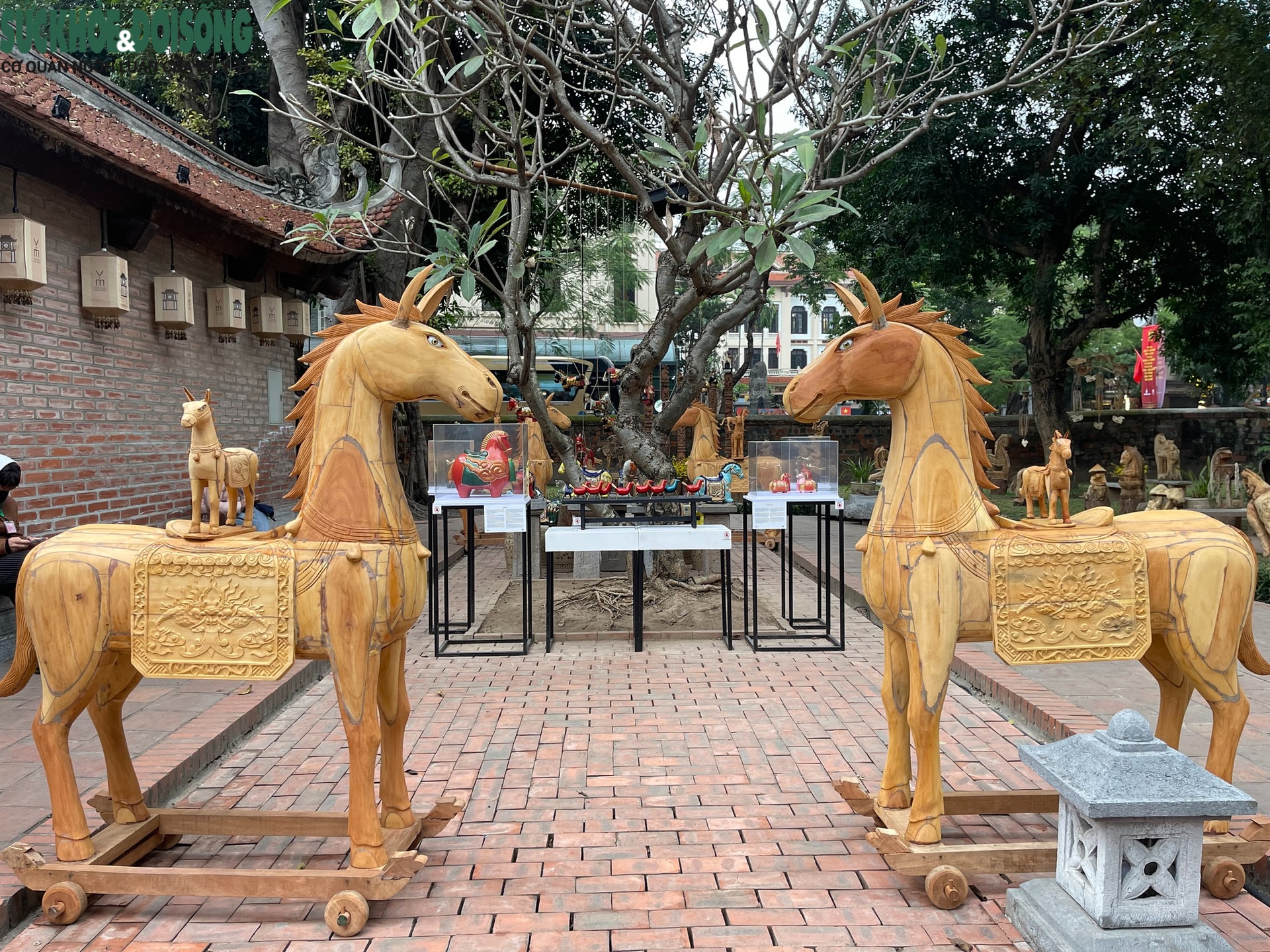 Cận cảnh bộ tượng ngựa độc bản Tây Nguyên chào Tết Bính Ngọ tại Hà Nội- Ảnh 2. Cận cảnh bộ tượng ngựa độc bản Tây Nguyên chào Tết Bính Ngọ tại Hà Nội- Ảnh 2.