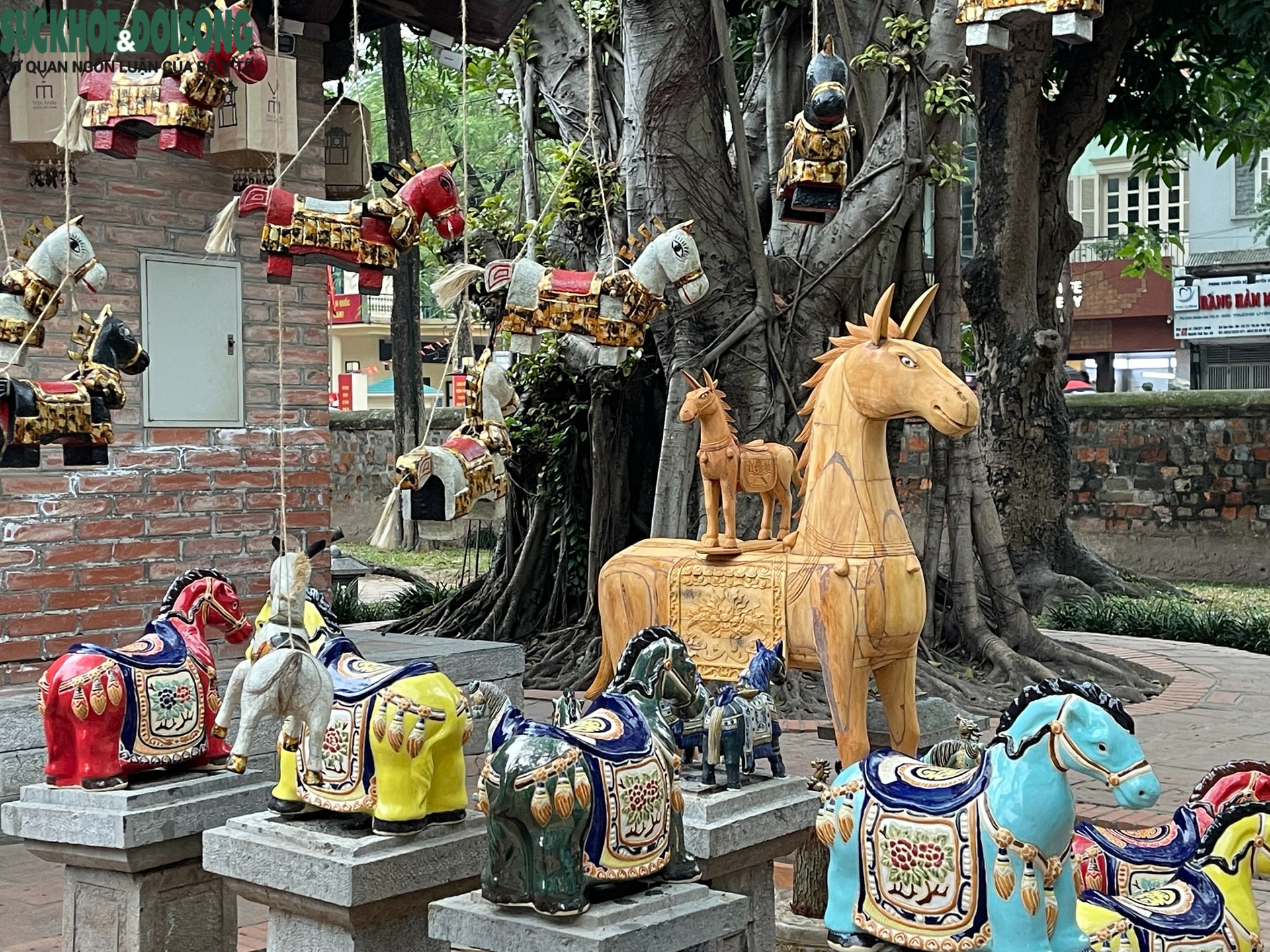 Cận cảnh bộ tượng ngựa độc bản Tây Nguyên chào Tết Bính Ngọ tại Hà Nội- Ảnh 3. Cận cảnh bộ tượng ngựa độc bản Tây Nguyên chào Tết Bính Ngọ tại Hà Nội- Ảnh 3.