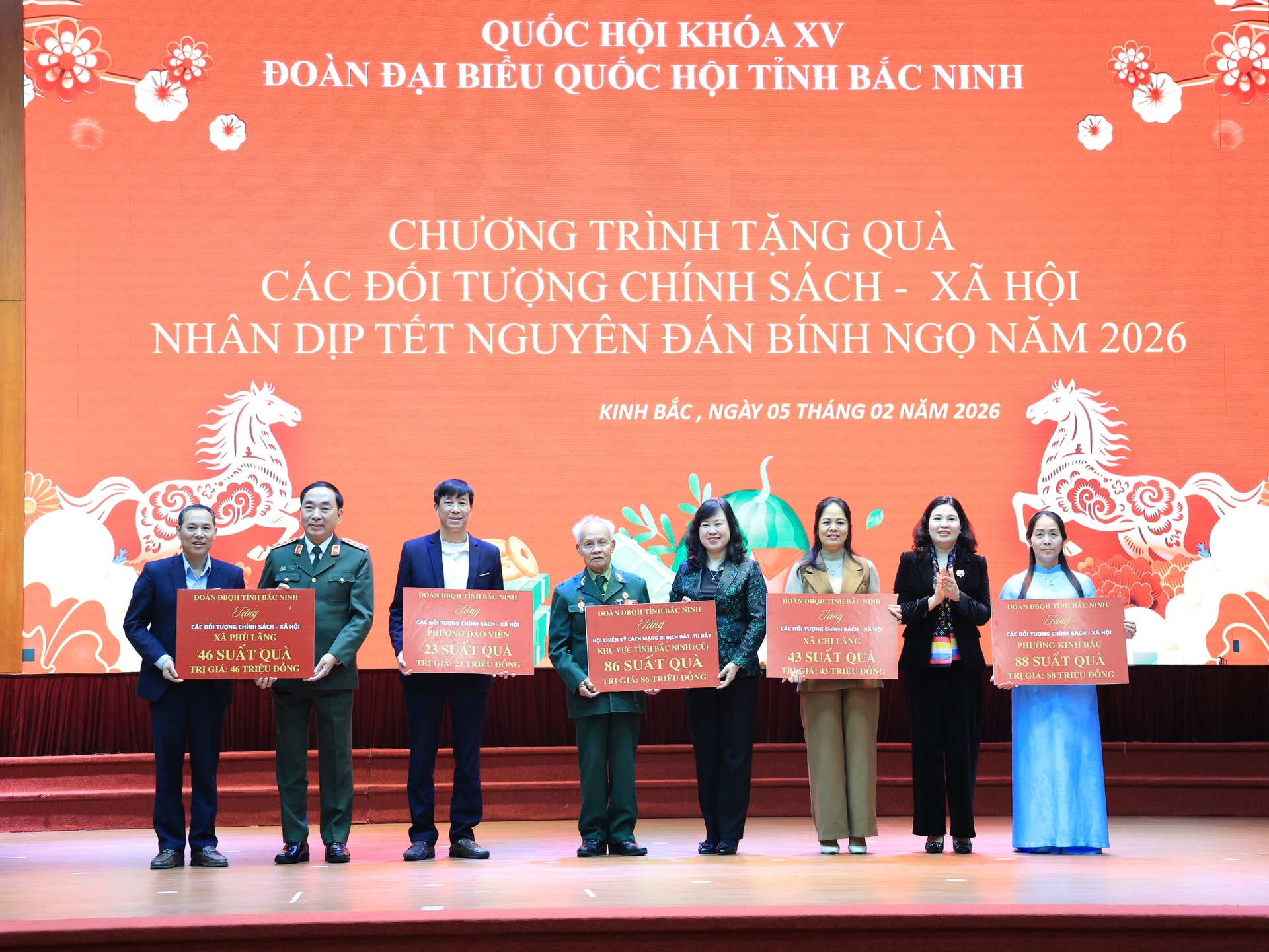 Bộ trưởng Đào Hồng Lan cùng Đoàn ĐBQH Bắc Ninh trao quà tặng các đối tượng chính sách - xã hội- Ảnh 1.