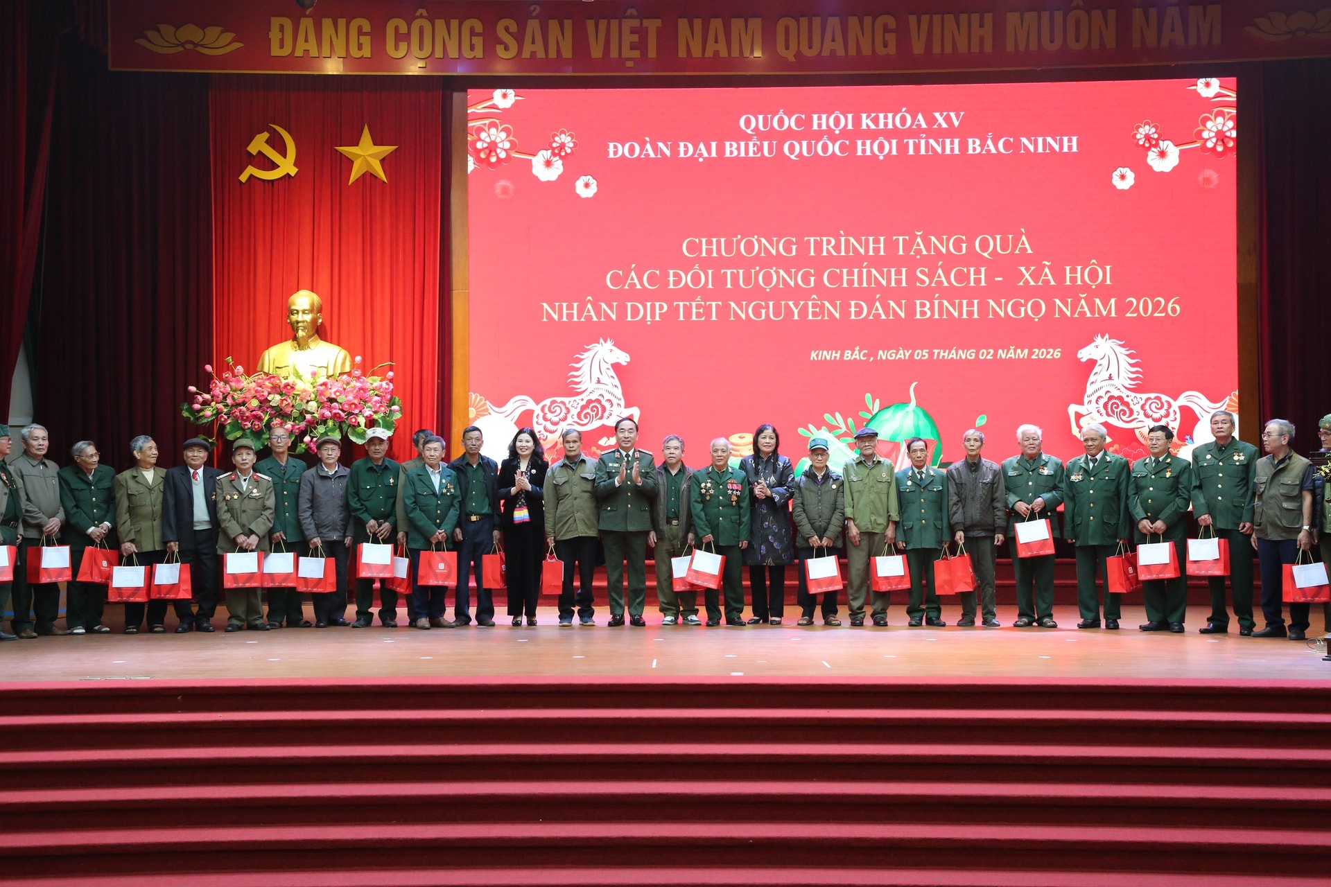 Bộ trưởng Đào Hồng Lan cùng Đoàn ĐBQH Bắc Ninh trao quà tặng các đối tượng chính sách - xã hội- Ảnh 4.