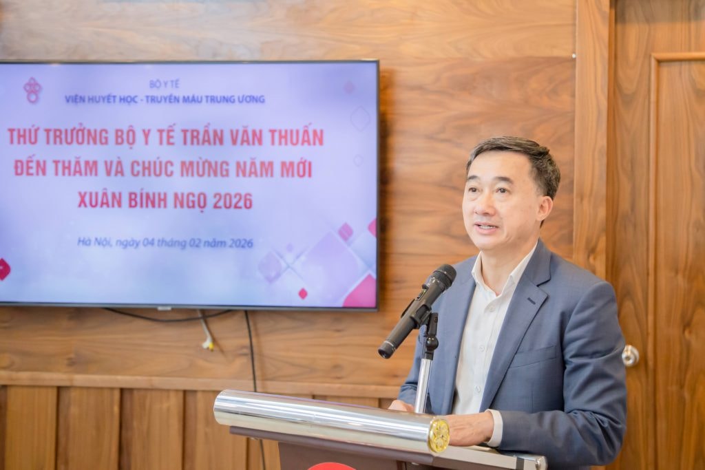 Thứ trưởng Trần Văn Thuấn chúc Tết, tặng quà bệnh nhi tại Viện Huyết học – Truyền máu TW- Ảnh 1.