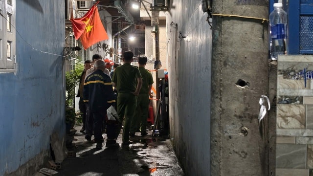 Cháy nhà hai tầng ở TPHCM lúc rạng sáng, 3 mẹ con tử vong- Ảnh 2. Cháy nhà hai tầng ở TPHCM lúc rạng sáng, 3 mẹ con tử vong- Ảnh 2.