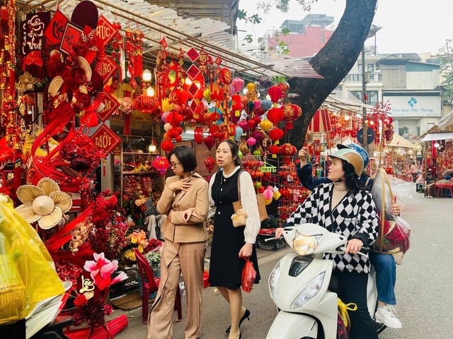 Hà Nội: Không khí Tết đã rộn ràng trên nhiều tuyến phố - Ảnh 3.