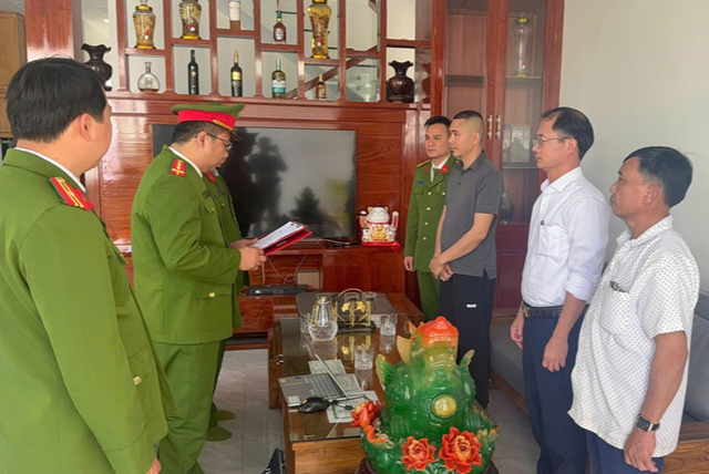 Khởi tố 3 đối tượng có hành vi thô bạo với phụ nữ mang thai 8 tháng- Ảnh 2.