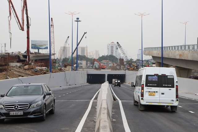 TPHCM: Nhiều tài xế vẫn bỡ ngỡ, di chuyển nhầm ở hầm chui nút giao An Phú- Ảnh 1.